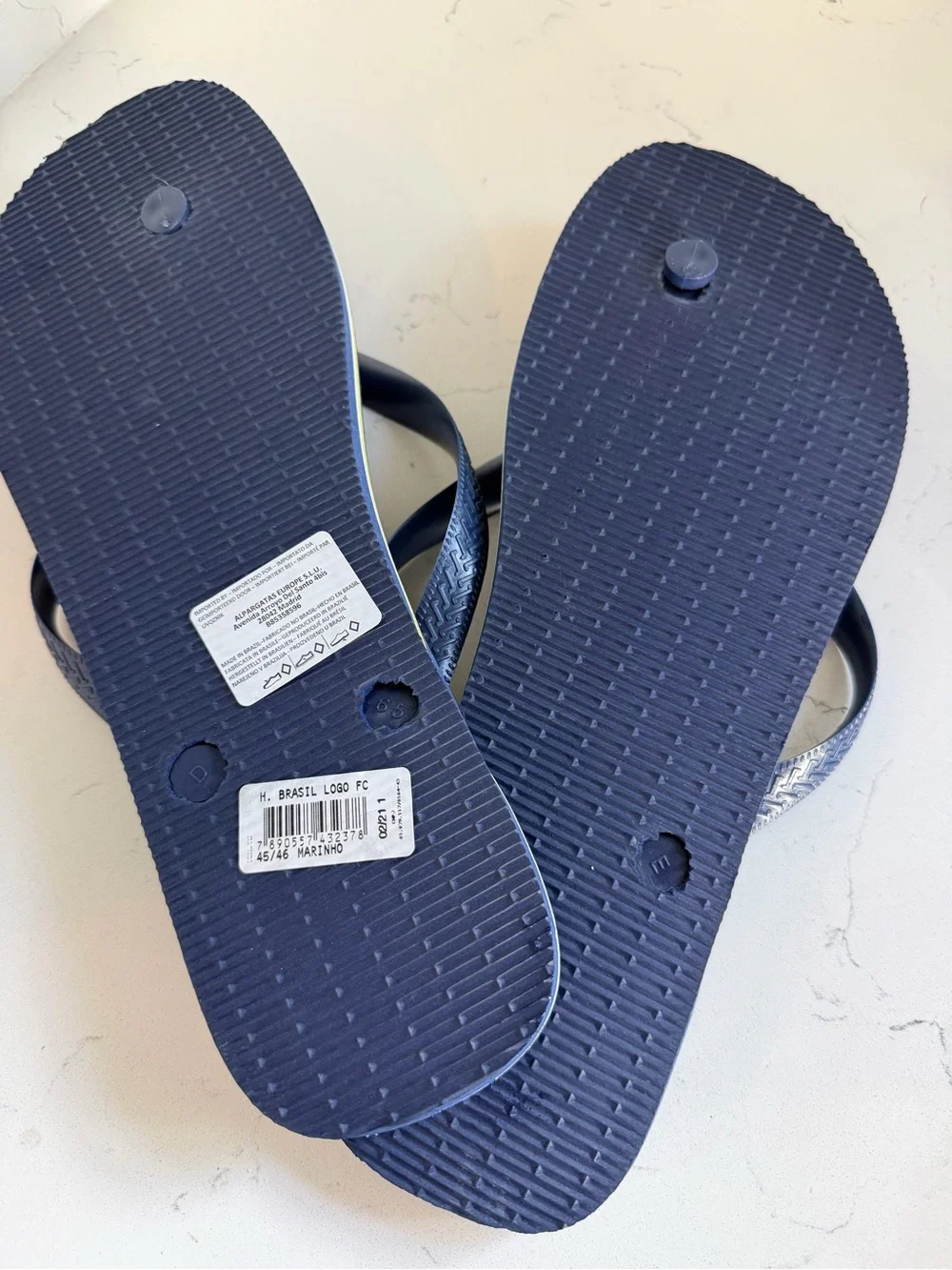 Havaianas men’s Navy NWT Blue Flip Flops with Brazilian Flag Accent Sz 13